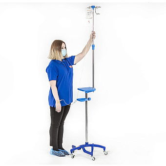 Инфузионная стойка-штатив с ручкой и столиком для аппаратуры